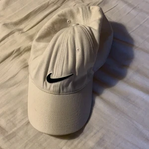 Nike keps - Nike keps! Använd och lite sliten, köpt second hand.