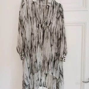 Lång mönstrad transparent skjorta - Lång svart/vit mönstrad transparent skjorta. Något längre bak än fram. Storlek 36. Köparen står för frakten, kan även hämtas i Malmö! 