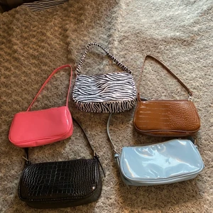 Väskor - ❌Rosa och zebra sålda❌Säljer alla dessa 5 väskor i mycket bra skick!! Rosa,zebra och bruna är ifrån SHEIN. Svarta ifrån gina tricot och blå ifrån Nelly. Dom kommer aldrig till användning och flera av dom är helt oanvända andra är knappt använda alls. Dom ifrån shein 50kr/st och den blå och svarta 100kr/st då dom va lite dyrare🥰🥰 skriv privat för fler bilder och frågor!! Vill du köpa flera så kan vi diskutera ett pris tillsammans💕💕 