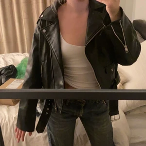 Skinnjacka - Fin skinnjacka från Zara, strl XL oversized på mig som  vanligtvis är xs-s 🤍.  (Köparen står för frakt)      Köp direkt för 450kr