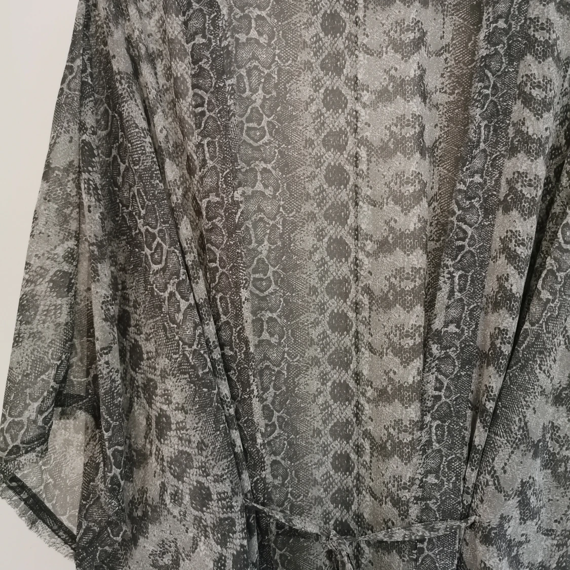 Kimono grå ormskinnsmönstrad - 90