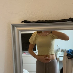 Grinatricot topp - En gul gullig topp från ginatricot med lite piffigt på axlarna och typ ribbad. Priset går att diskutera! 