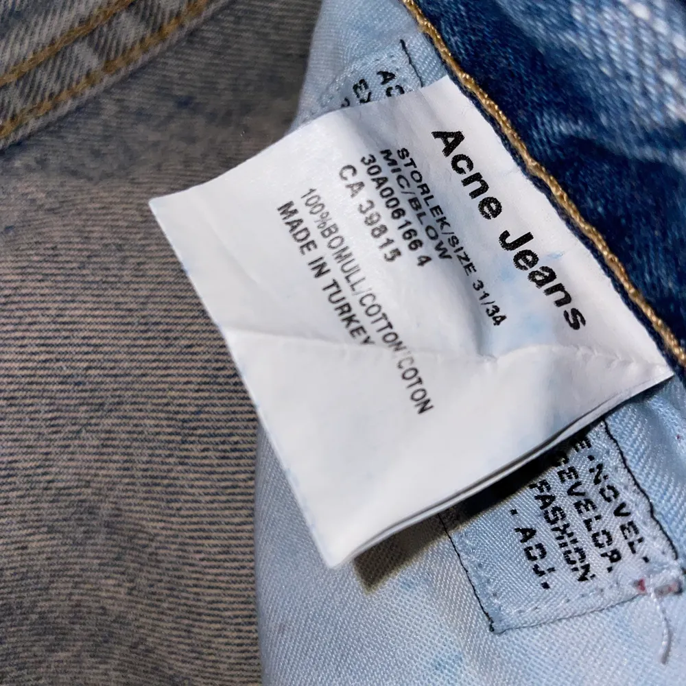 Säljer dessa jätte fina Acne jeans som är lite för stora för mig🙌🏽dem är lågmidjade men lite längre på bena typ 175 men den går ju alltid att sy upp💓 är insta säker på storlek men ungefär storlek 34 passar bra⚡️🌟😍🙌🏽SKRIV PÅ INSTA (livalfredsson) eller privat på Plick eller i kommentarerna⚡️💓🙌🏽. Jeans & Byxor.