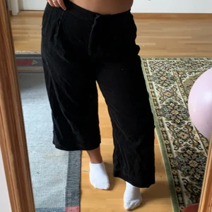 Monki utsvängda Manchester byxor  - Relativt nya, lite slitna vid innerlåren men annars nästan som nya. Säljer pga ingen användning längre. Står strl 42 men sitter fint på mig med 38/40. Jättefina, slappa och sköna. Köparen står för frakt!!  🥰 om frågor är det bara att skriva! 