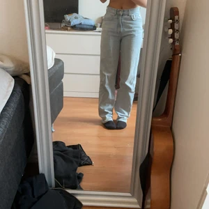 Väldigt ljusblåa jeans  - Jeans från Gina tricot ljusblåa högmidjade. Pris går att diskutera!