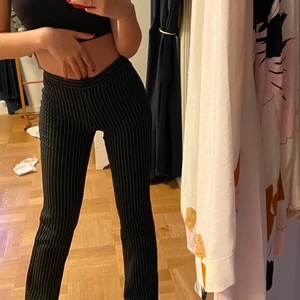 humana kostymbyxor - kostymbyxor köpta på humana, som är lite för små för mig! man kan kalla dem straight men dem är även lite flared💙