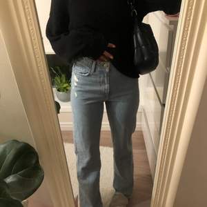 Långa fina Zara jeans med slits, i storlek 38 endast använd en gång så inprincip nyskick! Skriv vid intresse och om du vill ha fler bilder <3  🤍⚡️💕⭐️