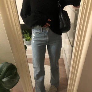 JEANS FULL LENGTH - Långa fina Zara jeans med slits, i storlek 38 endast använd en gång så inprincip nyskick! Skriv vid intresse och om du vill ha fler bilder <3  🤍⚡️💕⭐️