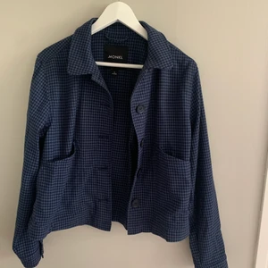 Tunnare kofta/jacka - Mörkblå jacka/kofta, säljer för 200 inklusive frakt. Inga tecken på användning💗