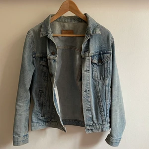 Levis jeansjacka - Vintage Levis jeansjacka som inte passar mig längre. Står inte riktigt vilken storlek den är, men skulle säga S/M!