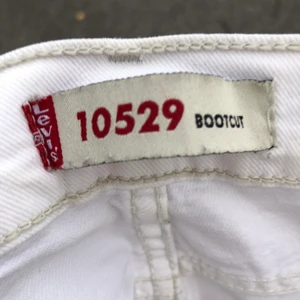 Vintage Levi’s jeans - Vita vintagejeans från Levi’s. Lågmidjade och slutar vid golvet på mig som är 172 cm. Står ingen storlek men passar nog typ S. Skriv om ni undrar nåt, köparen står för frakten 😎