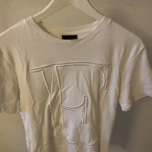 Vit emporio armani T-shirt, bra skick. Pm för bild eller pris 