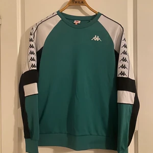 Sweatshirt- Kappa - Jättefin sweatshirt från märket kappa!💚 köpt på Tise men har tyvärr aldrig kommit till användning ☺️ storlek small och köpare står för eventuell fraktkostnad!