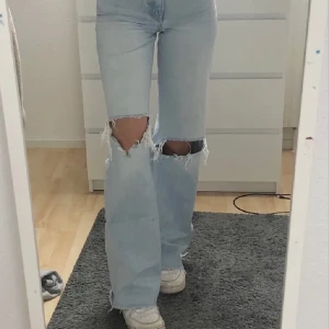 Jeans - Ett par jeans som knappt är använda. Säljer rätt mycket billigare än köpt för vill bara bli av med dessa! (Köpt för 799kr) Kontakta för intresse 🙂