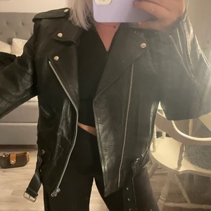 Äkta secondhand  skinnjacka oversized  - Säljer nu min älskade skinnjacka! Köpt på en liten secondhandbutik i Uppsala för 1500kr. Skriv om ni har frågor eller vill ha fler bilder 🥰