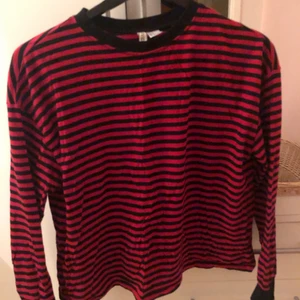 Randig tröja  - Köpt för nått år sen men inte använd⭐️