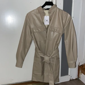 Klänning  - Beige klänning aldrig använt köpt från uk brand storlek xs 