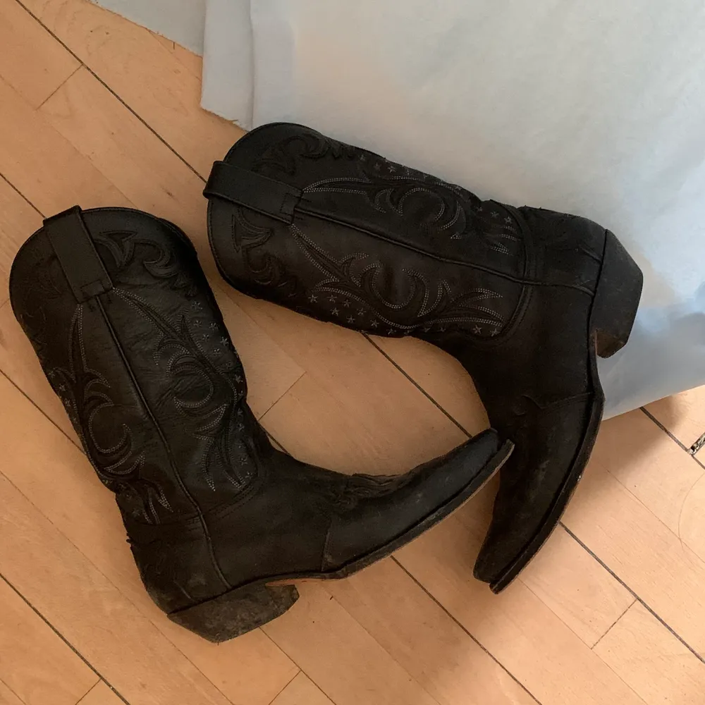 Cool cowboy boots bought in Lædersmeden in Copenhagen . Skor.