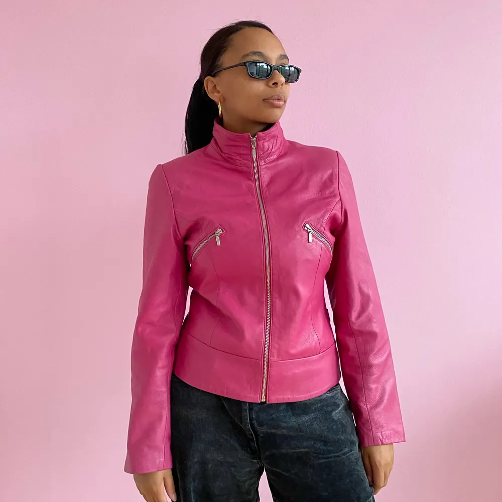 Leather jacket in pink/fuchsia with two breast pockets. In good condition . Jackor.
