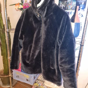 Fluffig jacka - Jätte mysigt och supervarm och go marinblå fluffig jacka som är oversized (frakt ingår ej) skick: 9/10