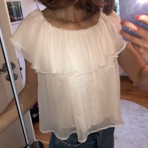 Vit fin tröja - En snöbollsvit fin tröja som är luftig och bekväm. Storlek XS men skulle säga att den även passar S.