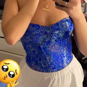 Croset topp - Säljer denna corsett liknande toppen då jag fick hem två styckna exakt likadana, super fin och aldrig använd. Lätt mitt favorit plagg i garderoben. Toppen är i storleken S. Hör av er vid funderingar😉