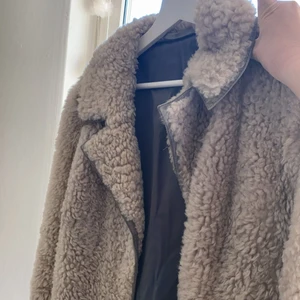 Fluffig rock från mea - Säljer denna fina fluffiga rock från MEA❤️