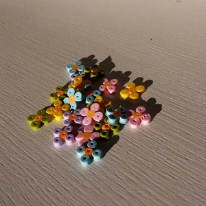 Blommor - Lila, rosa, blåa, gröna och gula pärlplatsblommor i bra skick. 