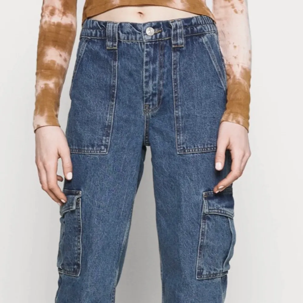 Skit snygg cargo jeans ifrån Urban Outfitters men som tyvärr inte sitter så bra på mig!! Helt nya 😍 (frakt ingår ej) om många blir intresserade blir det budgivning!!. Jeans & Byxor.