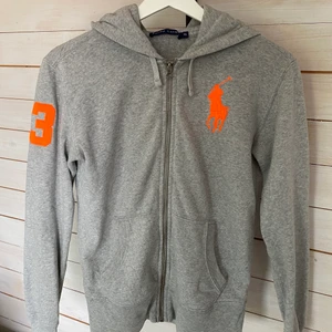 Zip-up hoodie - Säljer denna fina zip-up hoodien från Ralph Lauren🤍🤎 I storlek Xs men passar mig som har S/M i vanliga fall, väldigt bra skick!!