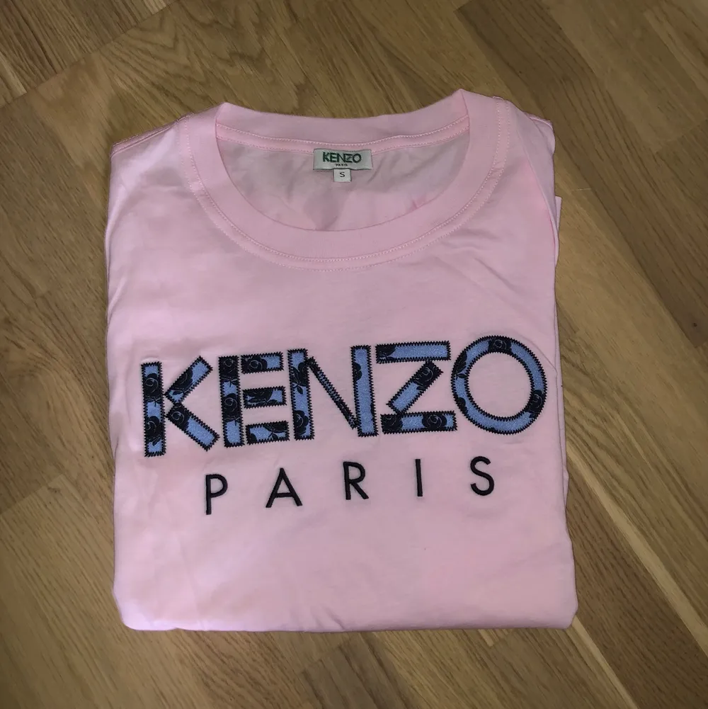 Superfin rosa kenzo tröja, storlek S. T-shirts.