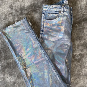 Silver jeans - Ett par så coola jeans från zara. Endast använda två gånger. Väldigt långa i storleken, jag är 175cm. Budet ligger på 720kr atm 