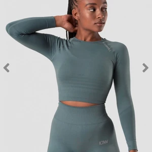 Tränings croptopp - Säljer denna träningströja/croptopp då den är förliten för mig. Väldigt bra skick bara använt ett fåtal gånger! 