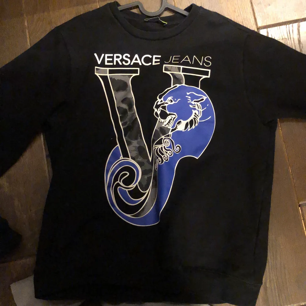 Äkta Versace tröja,  bra skick, jätte skön tröja, finns inga fel på den, nypris ca 2500. Tröjor & Koftor.