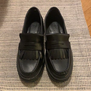 Loafers stl 39 - Loafers köpta på Asos bara använda en gång och insåg att dem var lite för stora, har oftast storlek 38/39 men dessa var tyvärr lite för stora. 