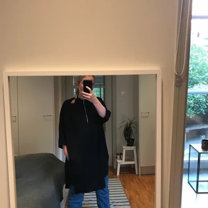 Monki Svart klänning - Loose fit svart klänning från Monki. Underbar för höstmys, skolan eller för festen med ett par Dr Martens och röd lipstick! Använt skick men många år kvar! Passar bra som loose fit för mig som vanligtvis använder storlek 40-42 i klänningar. 