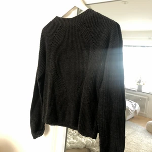 Mörkgrå stickad tröja, strl. M - Fin stickad tröja från Hollys i en mörkgrå färg i storlek M. Bra plagg att ha i basgarderoben. Normal passform. Fraktkostnaden ingår ej i priset.