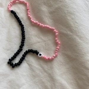 Handgjort pärlhalsband tvåfärgat - Tjena! Jag säljer just nu dessa handgjorda, pärlade, halsband i färgerna rosa och svart🖤💖 Kontakta mig för mer info, frågor eller intresse av köp 🙌 Vill man ha ett låsbart halsband kostar det 10kr mer! 🙏
