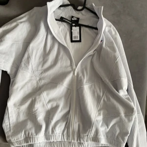 Nike zipp tröja - Ljusblå helt ny. Mindre i storlek passar både dam och herr.