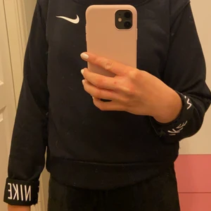 Nike sweatshirt i st. 146 - Sweatshirt i fint skick, har inte andvänt så många gånger. Säljer på grund av för liten storlek. 