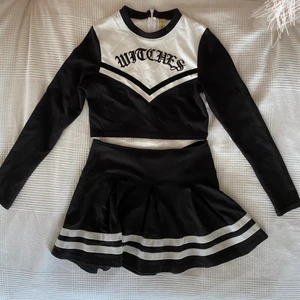 Halloween utklädnad - Båda delarna är i storlek s. Andvända två gånger.