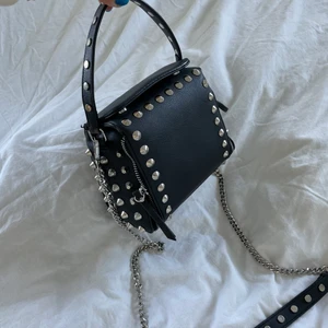 Väska zara - Gör en ny budgivning då det var oseriösa bud på förra budgivningen. Populär svart liten väska med nitar från zara, slutsåld på zara. Väskan är i fint skick. Vinner man budgivningen måste man köpa🤗🤗🤗