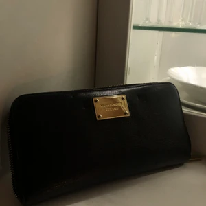 Michael kors plånbok  - Stor Michael kors plånbok med många olika fack för kort. Stor plånbok som använts som väska då det viktigaste som - nycklar, läppglans och bilnyckeln får plats. 