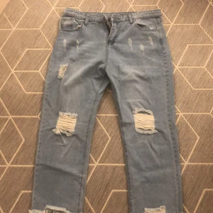 Blåa jeans  - Blåa vida jeans med hål i, köpta från SHEIN, aldrig använda för att jag fick fel storlek 