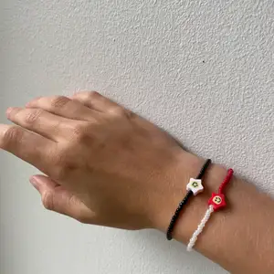 Super fina handgjorda armband⭐️ man kan välja färger och designa själv⭐️ Kontakta mig på instagram smycken.by.ellis eller här på Plick vid intresse eller frågor🌸