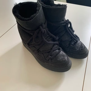 Inuikii  - Ett par nästintill oanvända inuikii skor med klack. Dem är svarara med glittter. Använder inte pga att jag känner mig för lång i dem. Nypris 2599 köpta på Nk i Stockholm. Går även med på byte mot ett par andra.