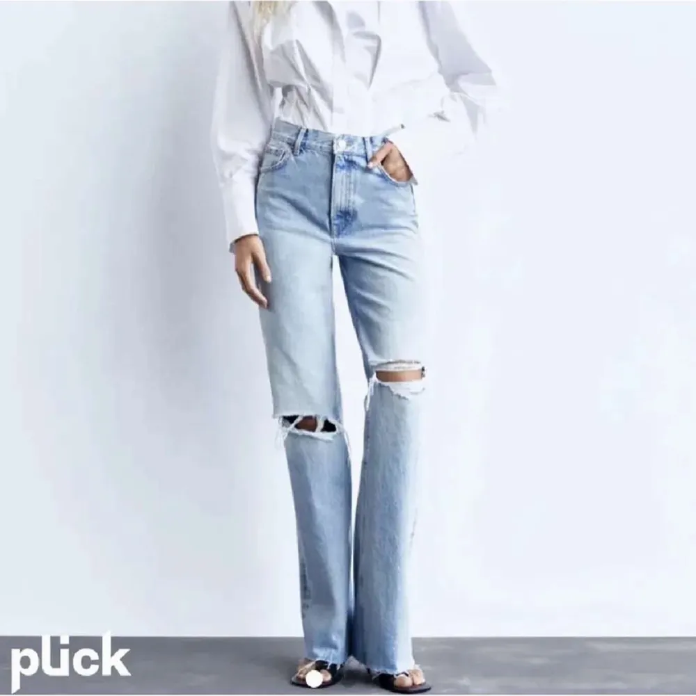 Intresse koll på dessa snygga jeans från zara, sitter perfekt och långa i benen! Finns inte kvar på hemsidan. Jeans & Byxor.