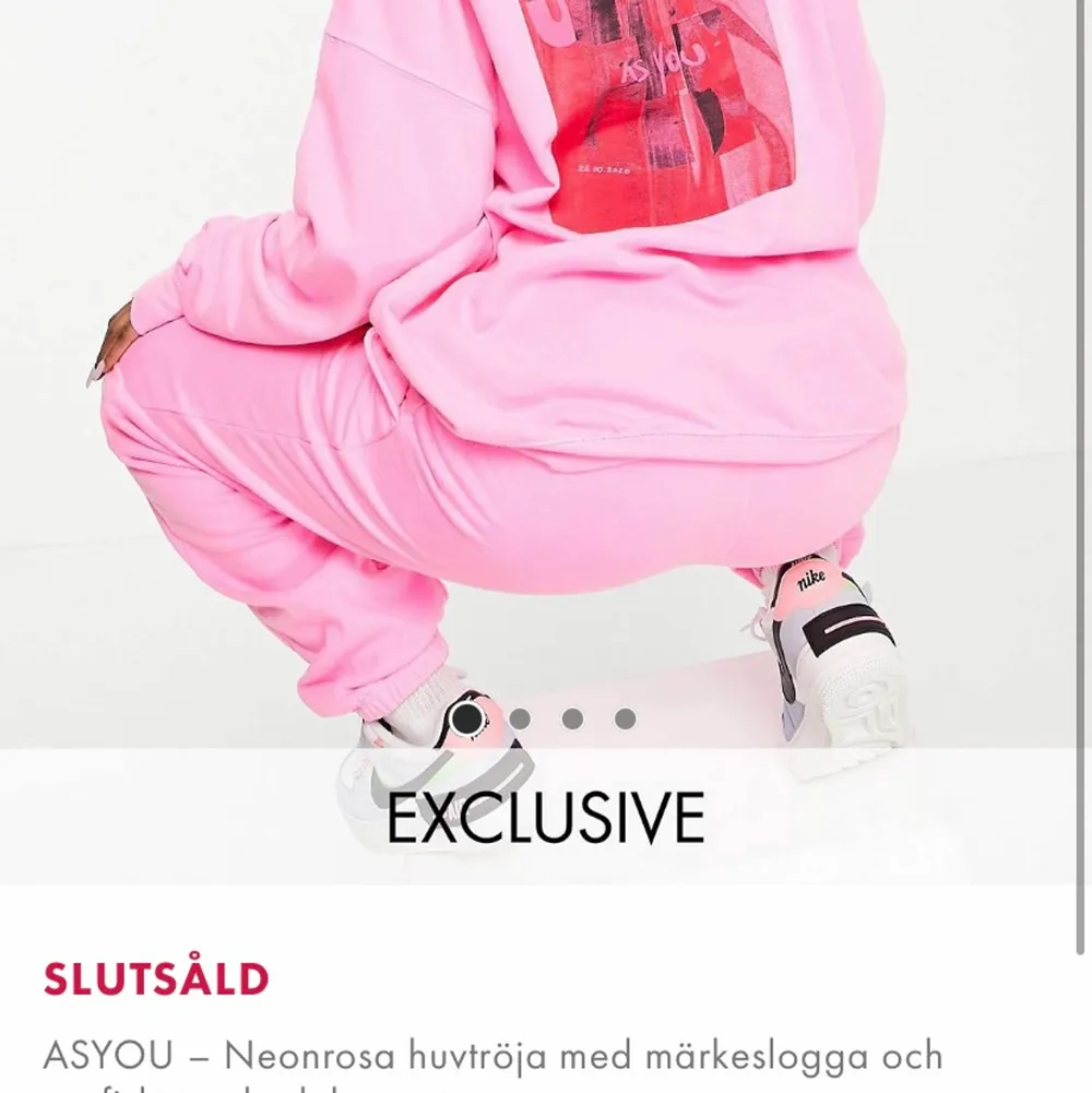 populär hoodie från asos som nu är slutsåld. jätteskönt material, snygg och ÄLSKAR trycket MEN trivs inte i rosa alls  så har bara testat den :( (kompis på bild). pga hög efterfrågan, buda från 200kr . Hoodies.