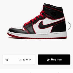 Air jordan 1 retro mid bloodline - Säljer mina jordan bloodlines pga används för sällan. Strl 38,5. Sparsamt använda, inga slitningare eller defekter. Kommer med vita snören samt boxen de köptes Köpare står för frakten!