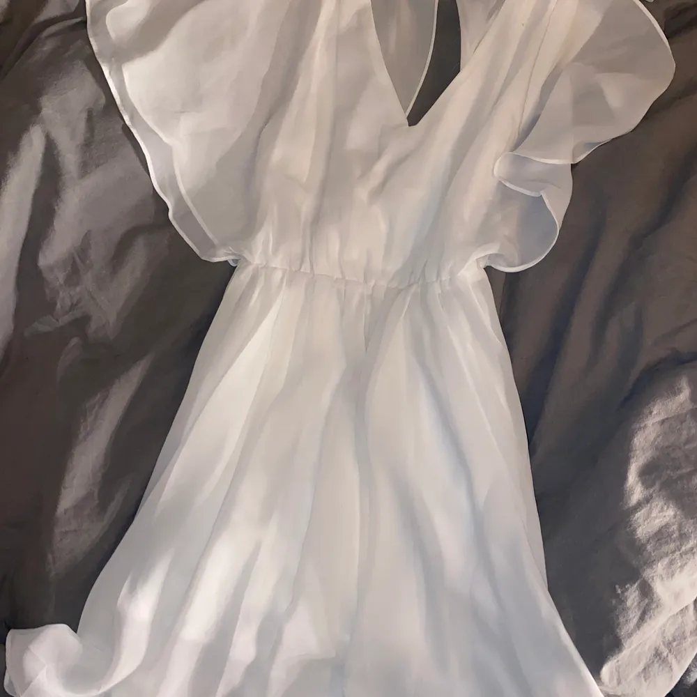 Säljer denna fina vita klänning med lite öppen rygg som ja köpt på bubbelroom minns inte märket då jag köpte den förra sommaren men de står make way i den. Säljer pågrund av att jag inte kommer få användning av den storlek xs men passar nog en s med👍🏻✨. Klänningar.